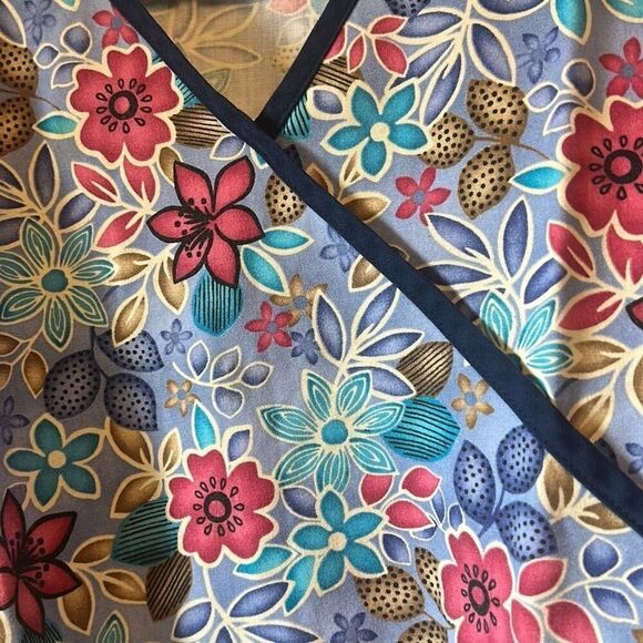 Scrub top size small - Picture 5 of 6